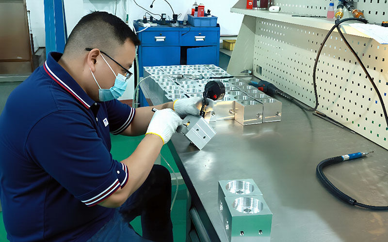 Dongguan Zhongwei Metal Products Co., Ltd Produktionslinie des Herstellers