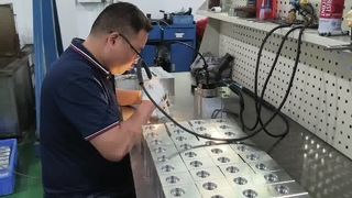 Manuelles Entgraten von Hydraulikventilblöcken zur Gewährleistung reibungsloser Ölkanäle