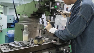 Entgratungsprozess für Hydraulikverteiler – Präzisionsbearbeitung für CNC-bearbeitete Blöcke